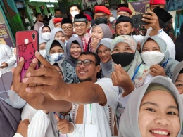 Puluhan Guru Karyawan Sekolah Penggerak SD Muhammadiyah 1 Ketelan Surakarta berjejer di Tengah Ustaz Nasional Wiyanto/dokpri