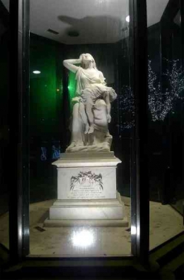 Patung memorial Tragedi Victoria Hall (Sumber: Sunderland Yolasite)