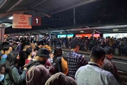 Jam sibuk penuh kerumunan manusia di Stasiun KRL Sudirman (foto by widikurniawan)