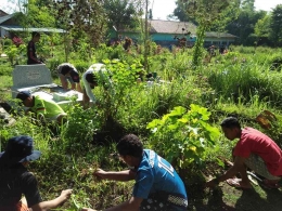 Membersihkan kuburan Polehan-Malang (Dokumen Pribadi)