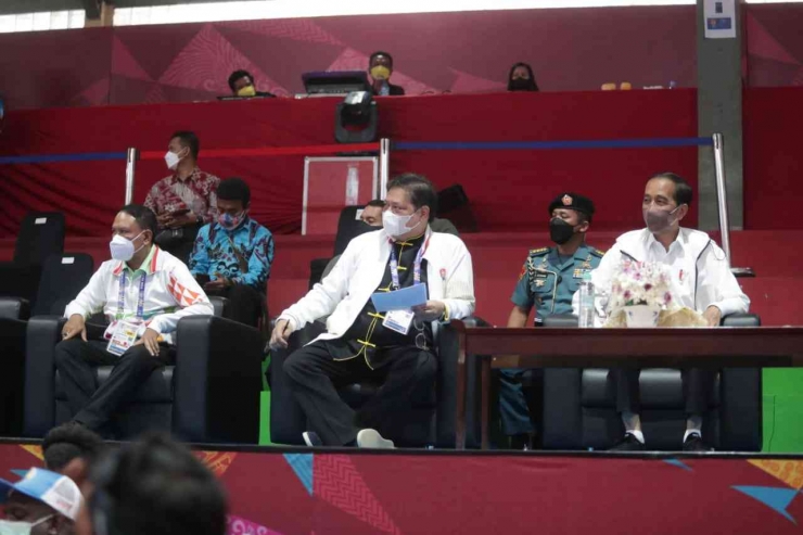 Presiden Jokowi didamping Airlangga Hartarto dan Zainudin Amali di PON Papua. (Foto: PB WI)