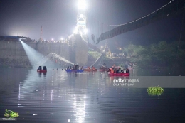 Tim SAR mencari korban jatuhnya jembatan gantung di Gujarat. (SAM PANTHAKY/AFP via Getty Images)