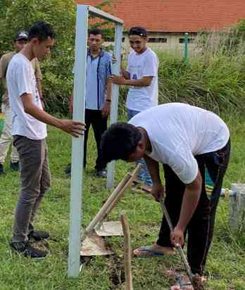 Pemasangan dan pengukuran lokasi dudukan panel surya (Dok. pribadi)