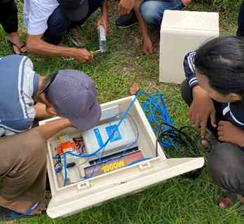 Pemasangan dan pengukuran lokasi dudukan panel surya (Dok. pribadi)