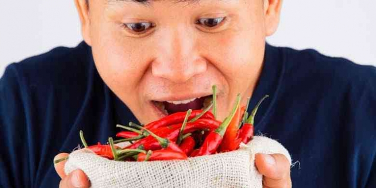 Gambar ilustrasi orang yang gemar makan cabe | foto: lifestyle.kompas.com