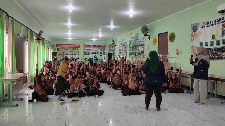 Kegiatan intervensi dengan memberikan kuis berhadiah kepada siswa-siswi SDN Klampis Ngasem 1 (Foto dokpri)