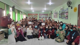 Foto bersama dengan UNICEF Surabaya, Geliat Santun UNAIR, Dosen FKM, Puskesmas Klampis Ngasem, dan stakeholder sekolah. (Foto dokpri)