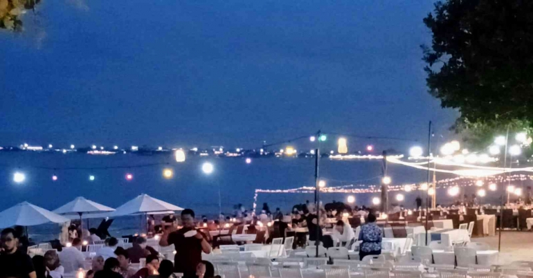Pantai Jimbaran penuh pengunjung makan malam | dok pribadi