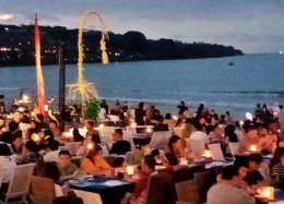 Tempat duduk makan di halaman pantai restoran penuh | dok pribadi