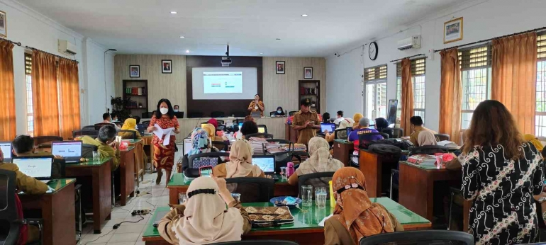 Gambar 1. Suasana pelatihan Chemdraw oleh Dosen Universitas Sari Mutiara Indonesia di dalam ruangan (Dok. pribadi)
