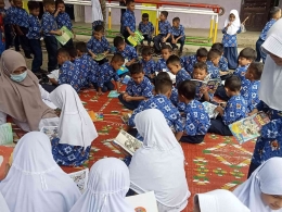 Koor Kesiswaan Sri Nanda Juwita menemani siswa dalam program literasi madrasah 