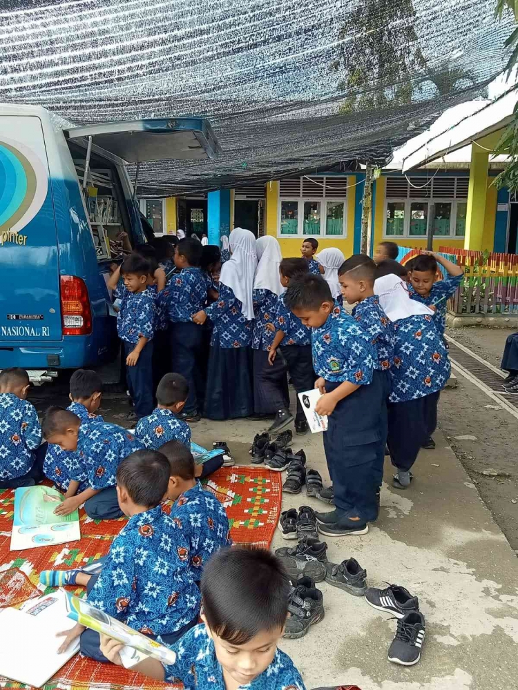 Koor Kesiswaan Sri Nanda Juwita menemani siswa dalam program literasi madrasah 