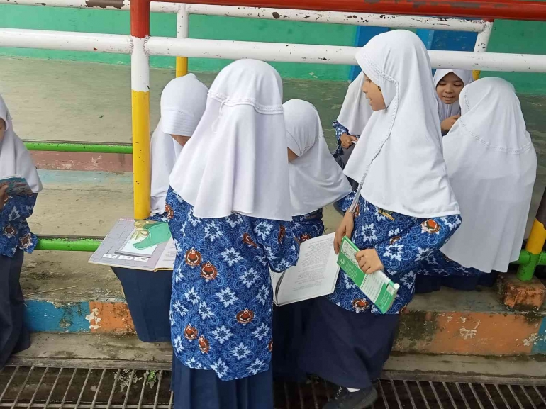 Koor Kesiswaan Sri Nanda Juwita menemani siswa dalam program literasi madrasah 