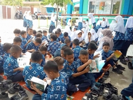Koor Kesiswaan Sri Nanda Juwita menemani siswa dalam program literasi madrasah 