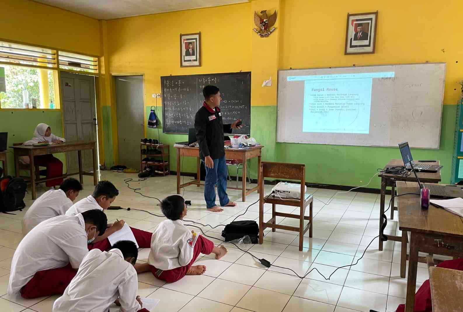 Kegiatan PMM Bhaktiku Negeri Kelompok 84 Gelombang 10: Memberikan ...