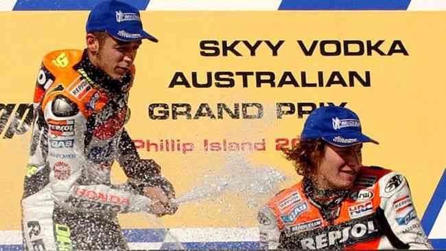 Hayden merayakan podium bersama Valentino Rossi di GP Australia 2003. Sumber: Motogp.com