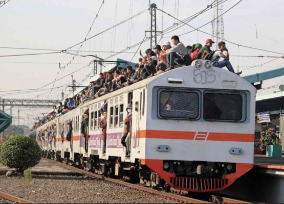 KRL yang dipenuhi penumpang (Sumber foto:oktaviono - https://www.flickr.com/photos/27827512@N03/7261153830/
