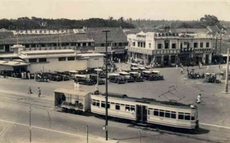 Trem listrik melintas Glodok, 1939 (Sumber: Scott Merrillees, Greeting from Jakarta) 