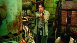 Jung So Min sedang berusaha menertibkan penjahat dalam Project Wolf Hunting (IMDb)
