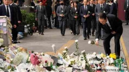 Presiden Yoon Suk-yeol hari Selasa (1/11) meletakkan bunga untuk para korban kerumunan ItaewonFoto: Ahn Young-joon/AP/picture alliance