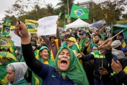 Suporter Bolsonaro yang tidak mau menerima kekalahan.| Photo: Mariana Greif/Reuters