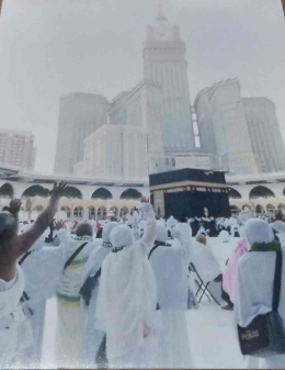 Foto  Ka'bah. Sebagian umat muslim yang tawaf dan berdesakan di depan Ka'bah. Dokpri yuliyanti
