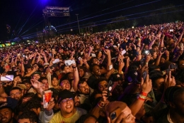 Ilustrasi kerumunan saat menonton konser musik dan cara aman keluar agar tak terjebak di dalam kerumunan. Sumber: AP PHOTO/JAMAAL ELLIS via Kompas.com