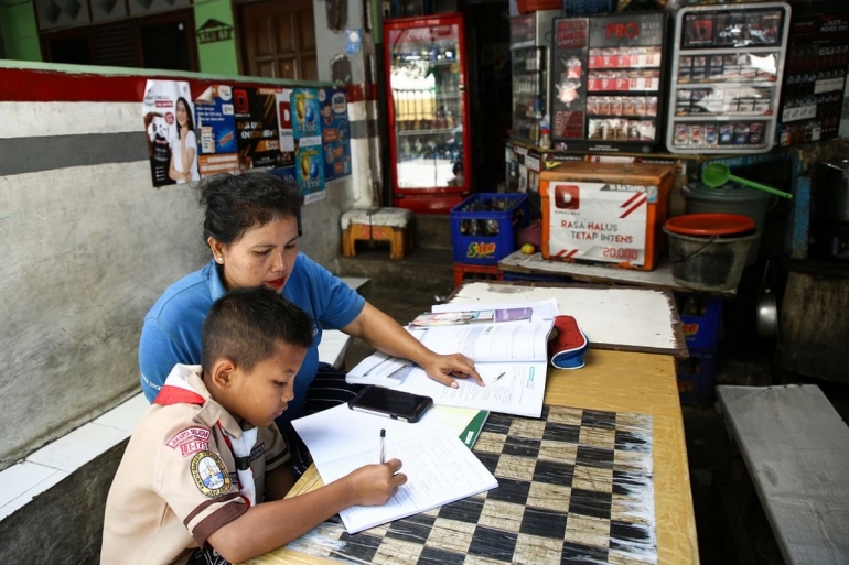 Ilustrasi siswa sekolah mengerjakan PR dibantu oleh ibunya. Sumber: Kompas/Priyombodo