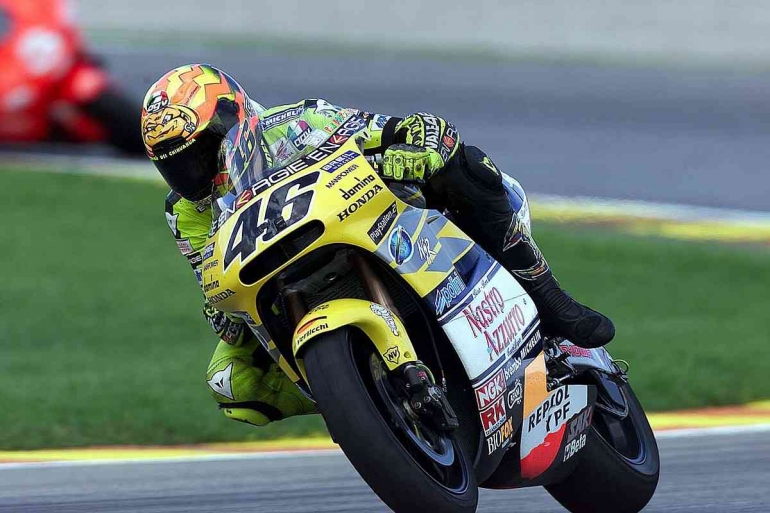 2001 Rossi meraih gelar pertamanya sekaligus menjadi pembalap terakhir yang juara diatas motor dua tak. Sumber: Motogp.com