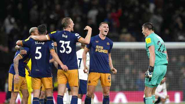 Pemain Newcastle kala merayakan salah satu kemenangan mereka. Sejauh ini The Magpies tampil cukup stabil. | AP via dailymail.co.uk
