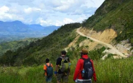 Tampak bukit yang dipapas menjadi jalan perkerasan untuk menerobos wilayah terisolasi di Pegunungan Tengah Papua (Dokpri)