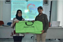 Penyerahan donasi perlengkapan K3 dari perwakilan UI-Kemenparekraf kepada perwakilan Dinas Pariwisata dan Kebudayaan Banjarnegara (Dok. Kangmox)