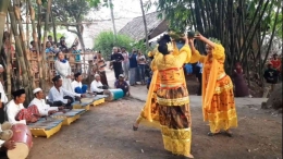 Menari sembari membawa sesajen, diiringi seniman glundengan. | Dokumentasi penulis