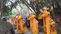 Tiga penari melakukan gerak persembahan dalam Rokat Bambu. | Dokumentasi penulis