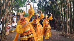 Para penari bergerak menuju bambu. | Dokumentasi penulis