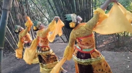 Berbahagia dalam naungan rumpun bambu. | Dokumentasi penulis