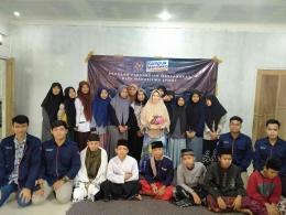 Gambar 2.Foto Bersama Anak-Anak Panti Dan Pengurus Panti(Sumber:Dokumen Pribadi)