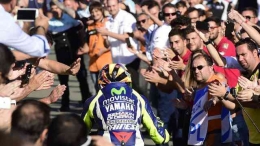 Sesudah balapan selesai, banyak orang yang memberikan penghormatan pada aksi heroik Rossi. Sumber: Motogp.com