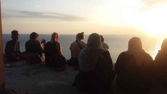 Bersama wisatawan internasional sedang menikmati sunset. Sumber Foto: Dokumentasi RuRy