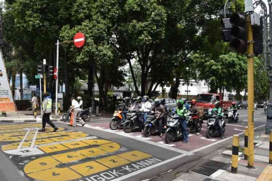 Jangan Menerobos Ketika Kendaraan di Depan Memberi Jalan I Ilustrasi gambar diambil dari otomotif.kompas.com