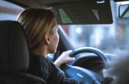 Ilustrasi seorang wanita yang sedang mengendarai mobil. | Sumber: Unsplash.com