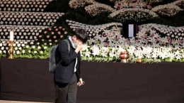 Sumber : https://news.detik.com/foto-news/d-6378798/bunga-dan-air-mata-untuk-korban-tragedi-itaewon/