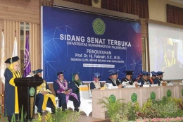 Prof. Dr. Hj. Fatimah, S.E., M.Si., menyampaikan orasi ilmiahnya (Dok. Humas UM Palembang)