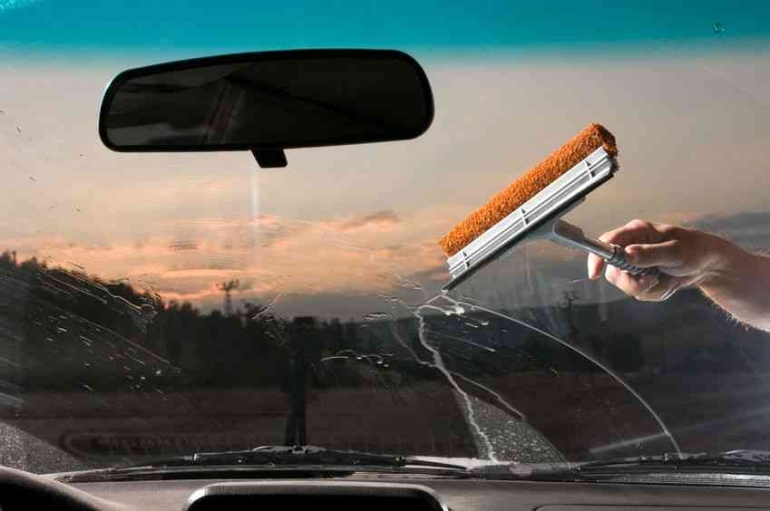 Membersihkan kaca mobil dari kotoran I Ilustrasi gambar diambil dari suzuki.co.id