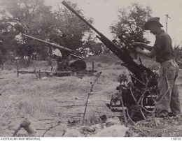 Senjata Anti Pesawat Milik Jepang di Waingapu Sumba Timur. Foto diambil pada 25 Oktober 1945 (Sumber: Australia War Memorial)