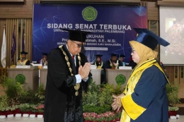 Rektor  UM Palembang menyampaikan selamat dan apresiasi kepada  Prof. Dr. Fatimah, S.E., M.Si. (Dok. Humas UM Palembang)