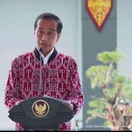 Saat presiden Joko Widodo menggunakan jacket Tenun Ikat asal Kabupaten Sintang. Dok. Biro pers, media, dan komunikasi