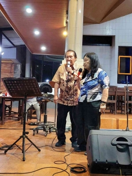 Pak Tjip dan Bunda Rose menyanyikan lagu dari Minangkabau (dokpri)