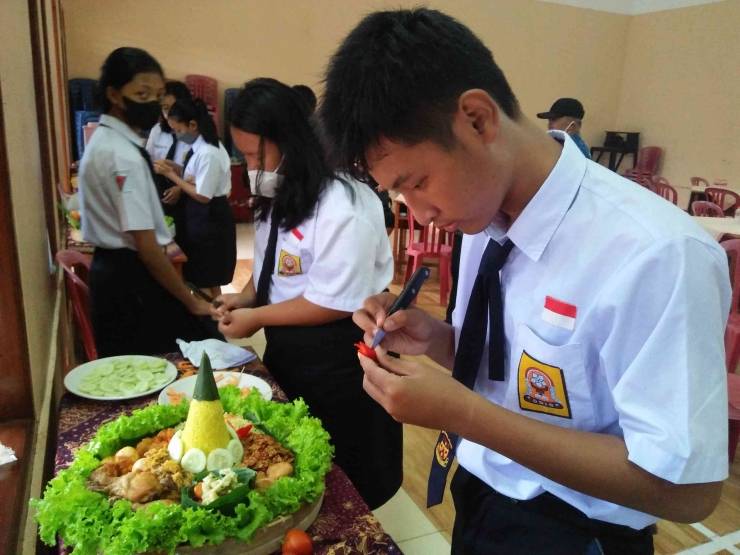 Siswa sedang praktek memasak dan menyajikan tumpeng (Dokumen Pribadi)