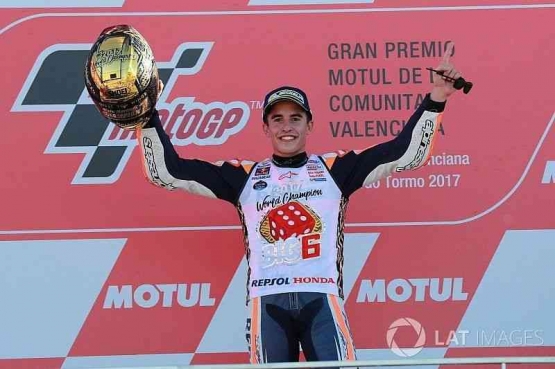 Marquez merayakan gelar di podium. Sumber: Motogp.com